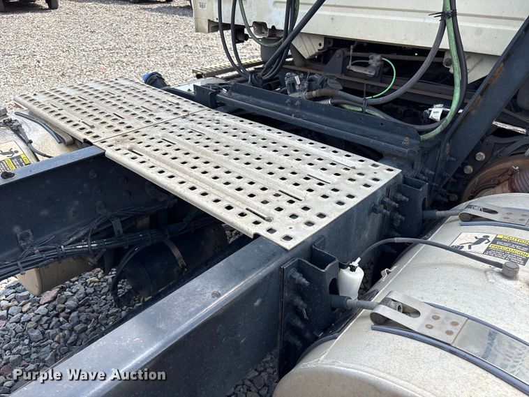 image for item YA4080 2019 Volvo VNR semi truck