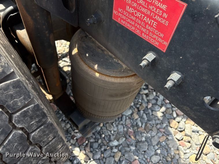 image for item YA4080 2019 Volvo VNR semi truck