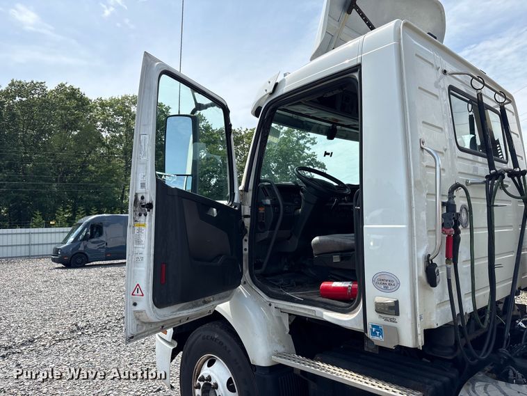image for item YA4080 2019 Volvo VNR semi truck
