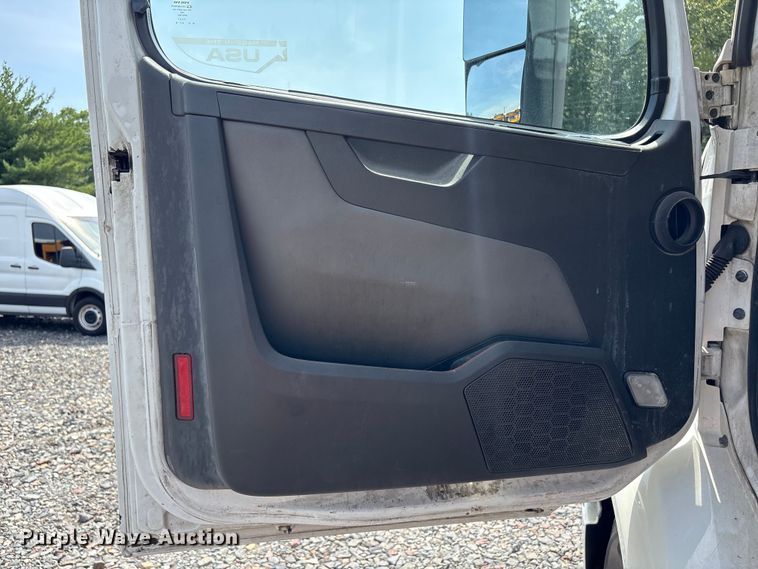 image for item YA4080 2019 Volvo VNR semi truck