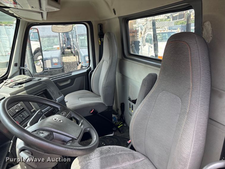 image for item YA4080 2019 Volvo VNR semi truck