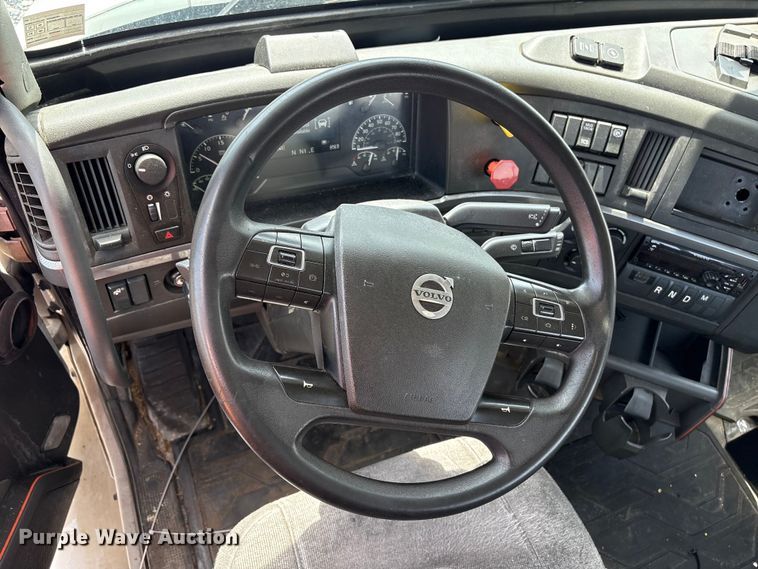 image for item YA4080 2019 Volvo VNR semi truck