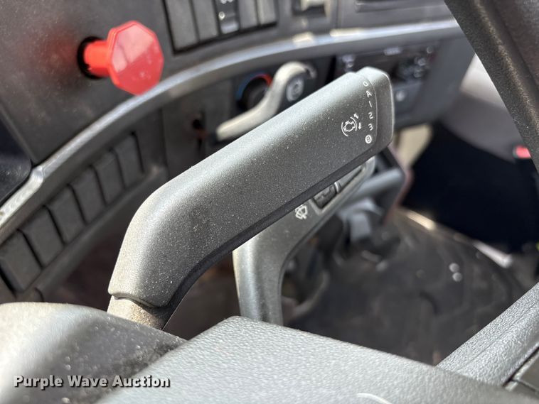 image for item YA4080 2019 Volvo VNR semi truck