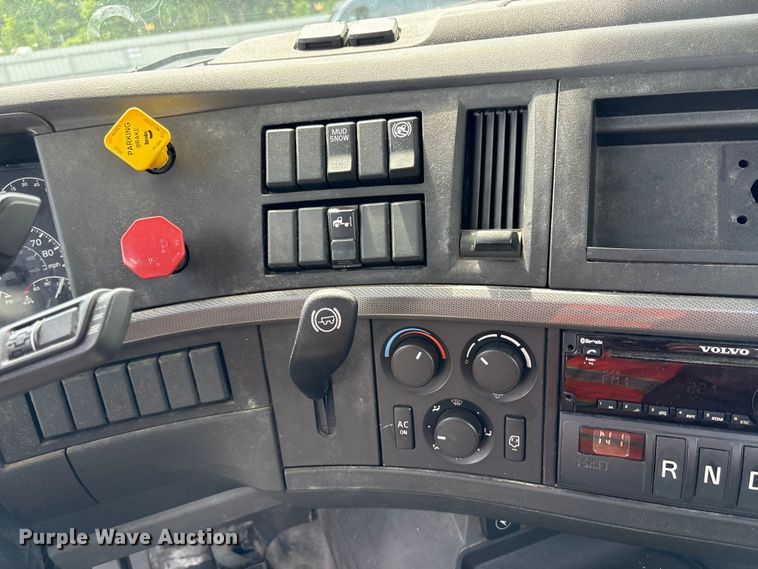 image for item YA4080 2019 Volvo VNR semi truck