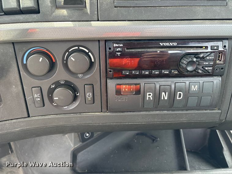 image for item YA4080 2019 Volvo VNR semi truck