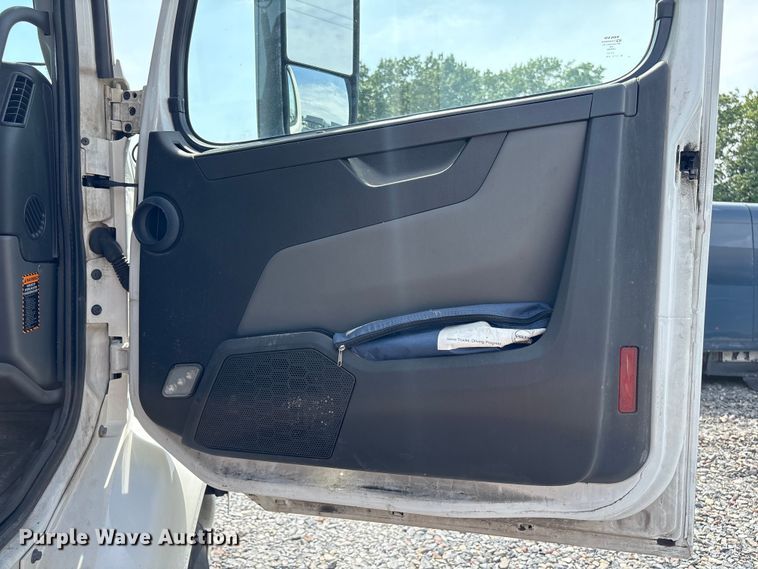 image for item YA4080 2019 Volvo VNR semi truck