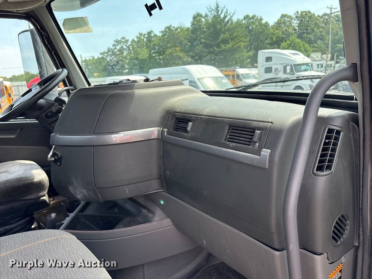 image for item YA4080 2019 Volvo VNR semi truck