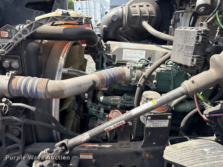 image for item YA4080 2019 Volvo VNR semi truck