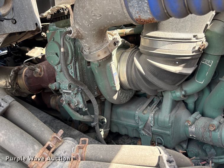 image for item YA4080 2019 Volvo VNR semi truck