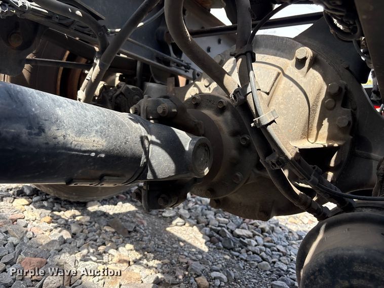 image for item YA4080 2019 Volvo VNR semi truck