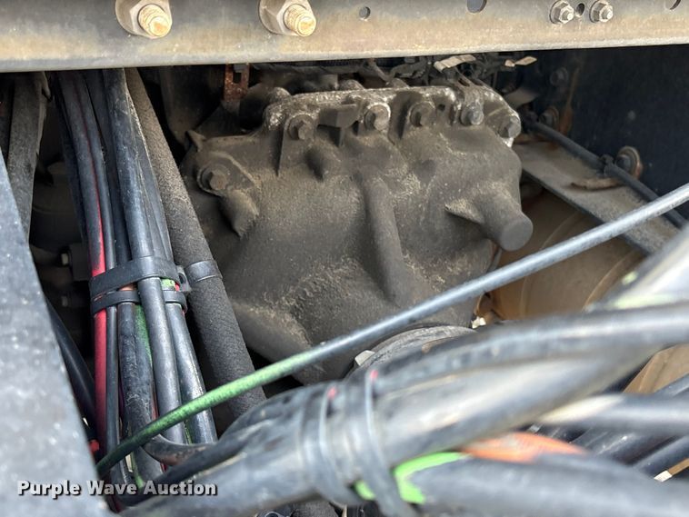 image for item YA4080 2019 Volvo VNR semi truck