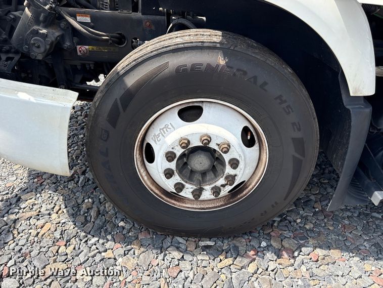 image for item YA4080 2019 Volvo VNR semi truck