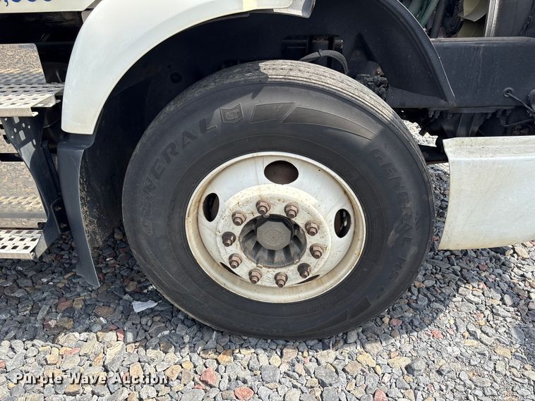image for item YA4080 2019 Volvo VNR semi truck