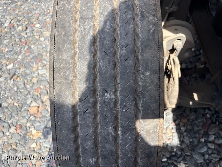 image for item YA4080 2019 Volvo VNR semi truck
