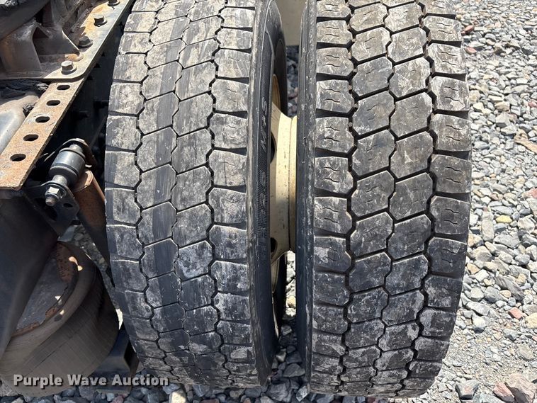 image for item YA4080 2019 Volvo VNR semi truck