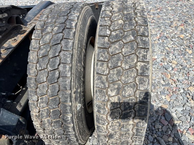 image for item YA4080 2019 Volvo VNR semi truck