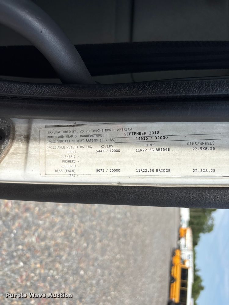 image for item YA4080 2019 Volvo VNR semi truck