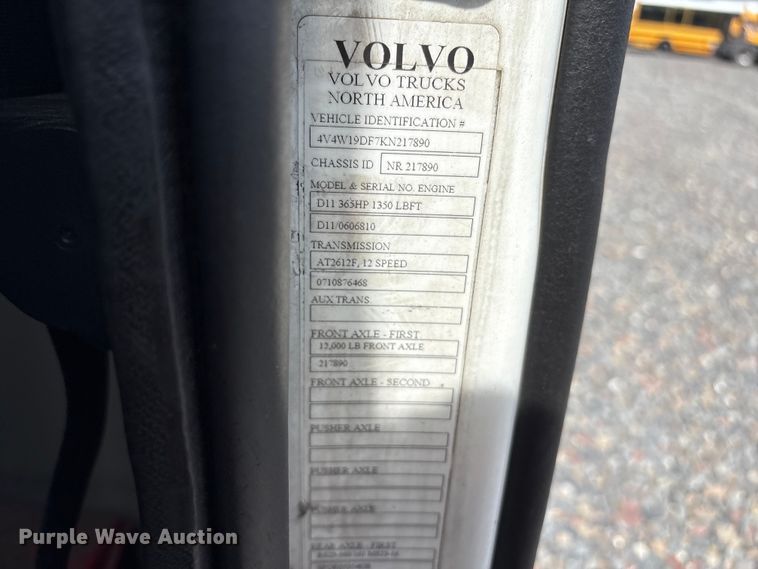 image for item YA4080 2019 Volvo VNR semi truck