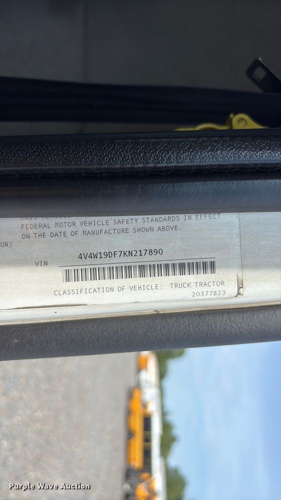 image for item YA4080 2019 Volvo VNR semi truck