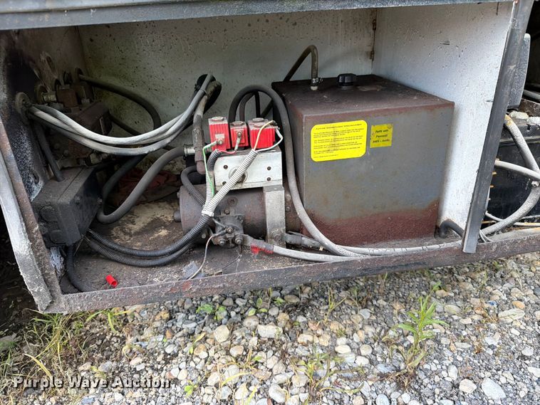 image for item YA4117 2001 Utility VS2RX dry van trailer
