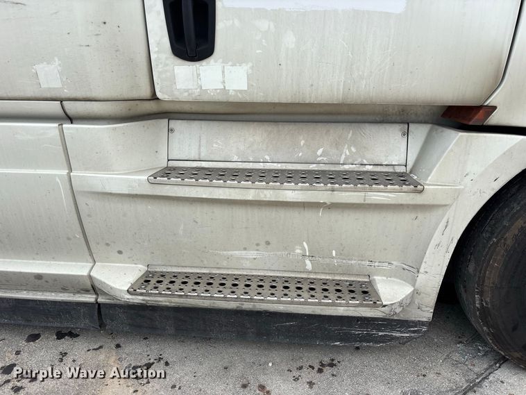 image for item YA4134 2021 Freightliner Cascadia 126 semi truck