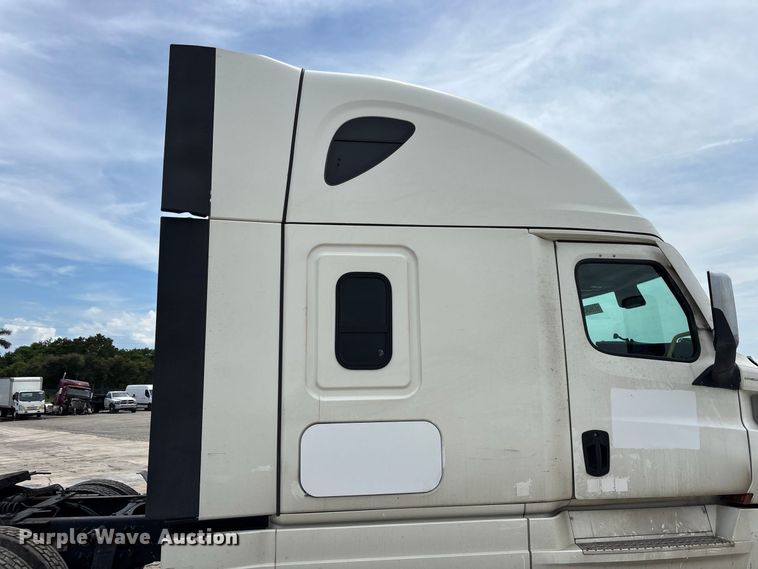image for item YA4134 2021 Freightliner Cascadia 126 semi truck