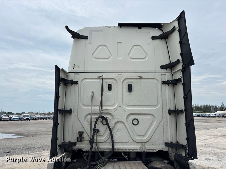 image for item YA4134 2021 Freightliner Cascadia 126 semi truck