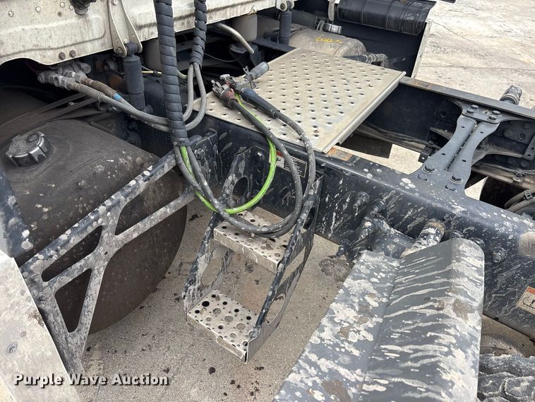 image for item YA4134 2021 Freightliner Cascadia 126 semi truck