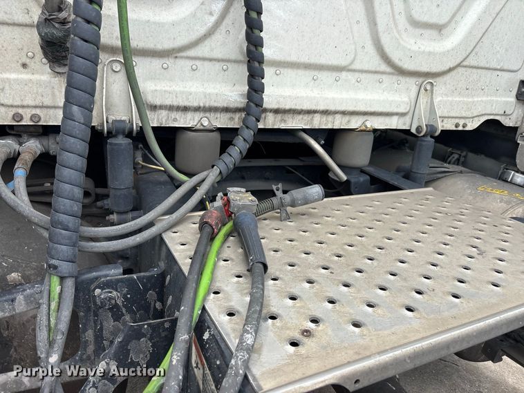 image for item YA4134 2021 Freightliner Cascadia 126 semi truck