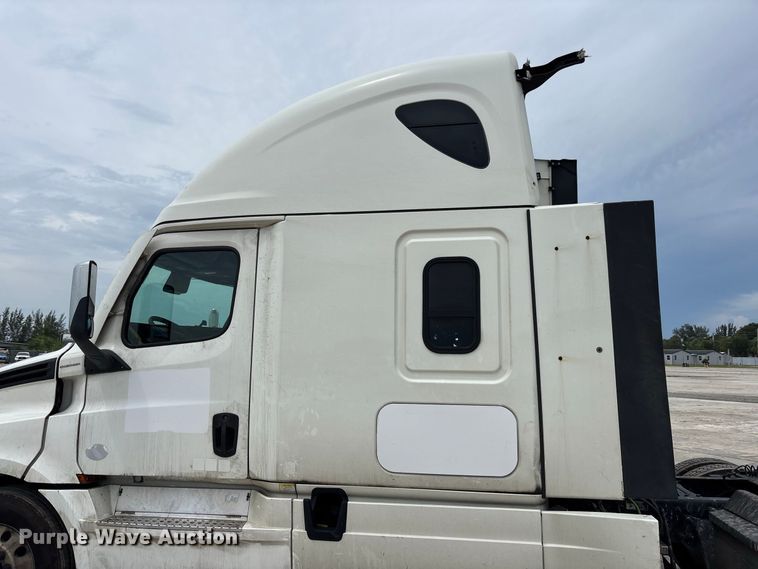 image for item YA4134 2021 Freightliner Cascadia 126 semi truck