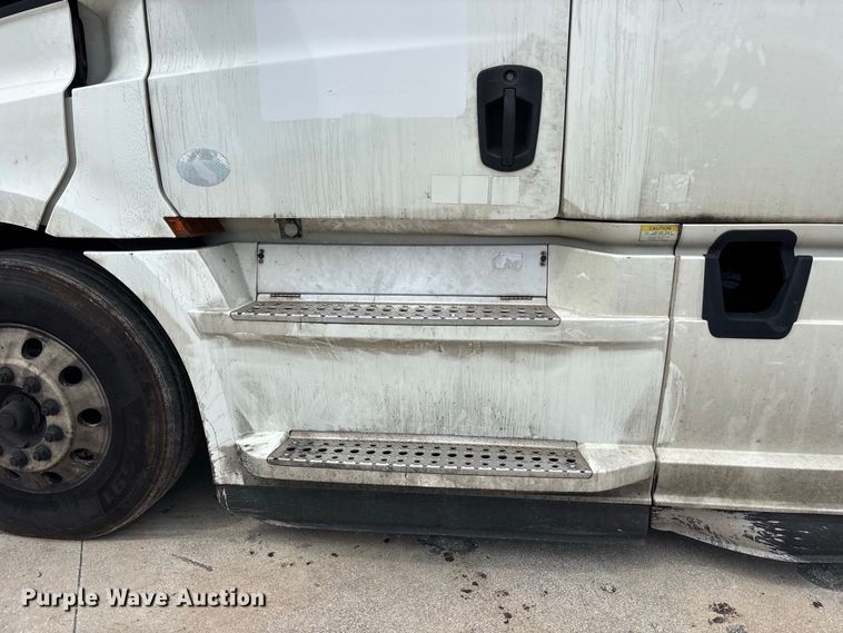 image for item YA4134 2021 Freightliner Cascadia 126 semi truck
