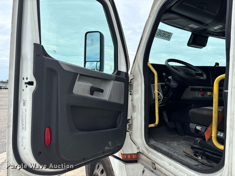 image for item YA4134 2021 Freightliner Cascadia 126 semi truck