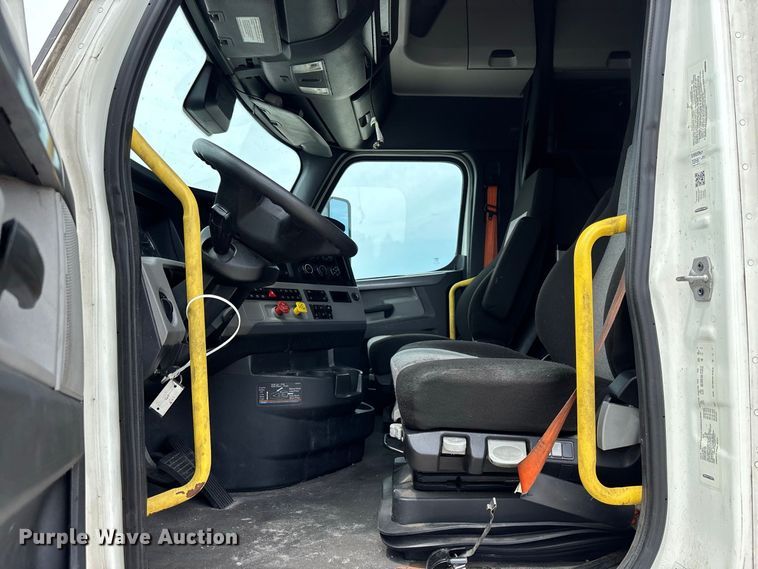 image for item YA4134 2021 Freightliner Cascadia 126 semi truck