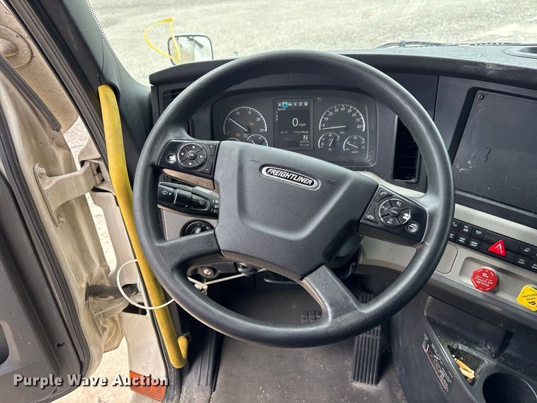 image for item YA4134 2021 Freightliner Cascadia 126 semi truck