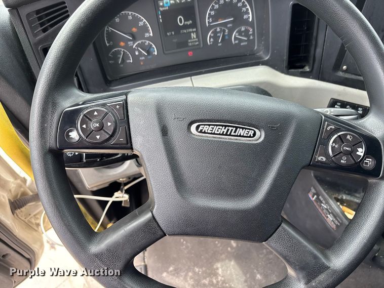 image for item YA4134 2021 Freightliner Cascadia 126 semi truck