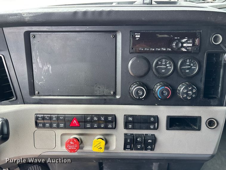 image for item YA4134 2021 Freightliner Cascadia 126 semi truck