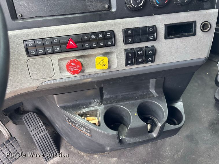 image for item YA4134 2021 Freightliner Cascadia 126 semi truck