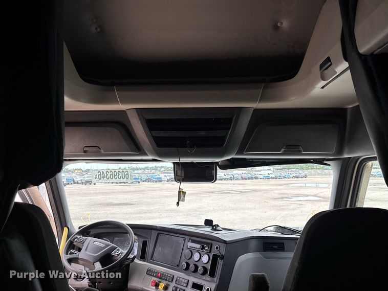 image for item YA4134 2021 Freightliner Cascadia 126 semi truck