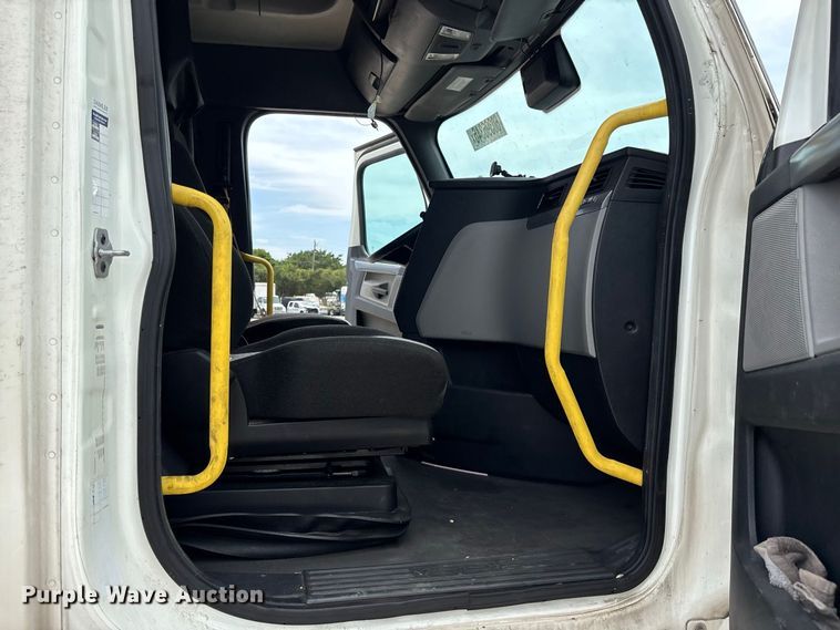 image for item YA4134 2021 Freightliner Cascadia 126 semi truck
