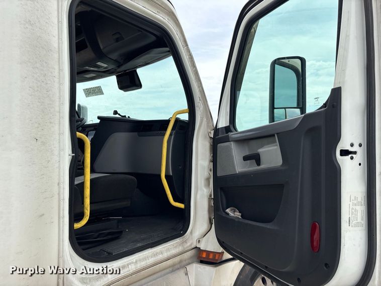 image for item YA4134 2021 Freightliner Cascadia 126 semi truck