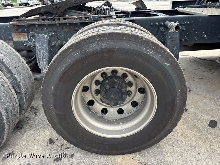 image for item YA4134 2021 Freightliner Cascadia 126 semi truck