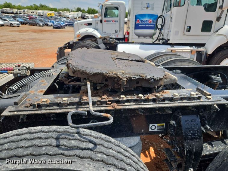 image for item YA4148 2023 Peterbilt 567 semi truck