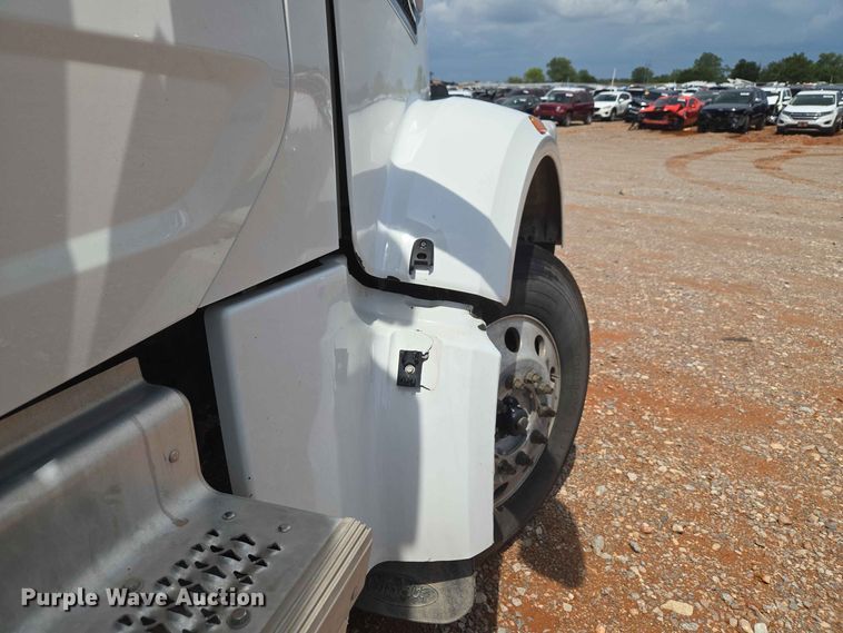 image for item YA4148 2023 Peterbilt 567 semi truck