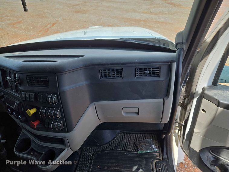 image for item YA4148 2023 Peterbilt 567 semi truck
