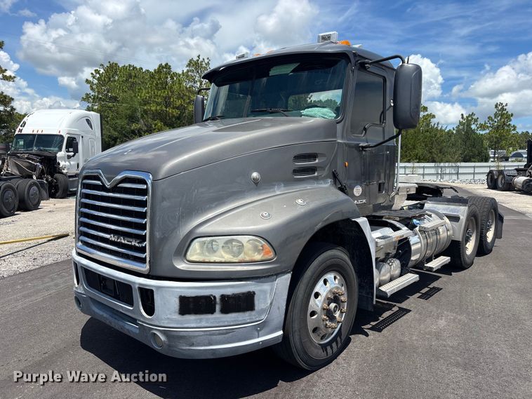 2017 Mack CXU613 semi truck