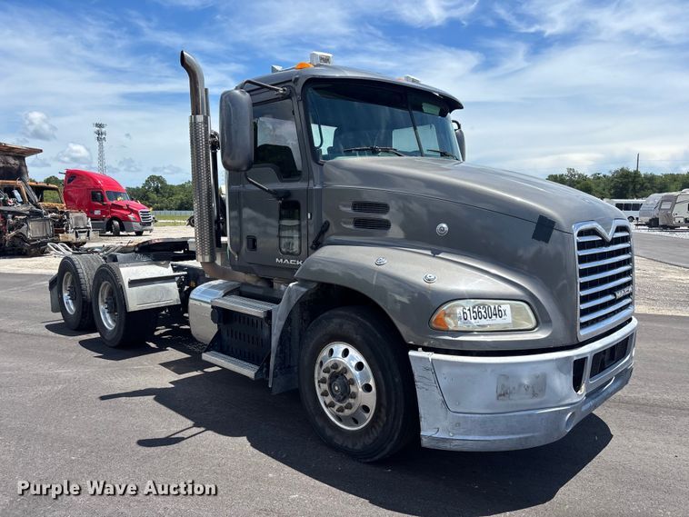 image for item YA4208 2017 Mack CXU613 semi truck