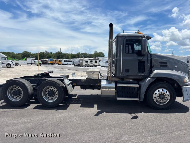 image for item YA4208 2017 Mack CXU613 semi truck