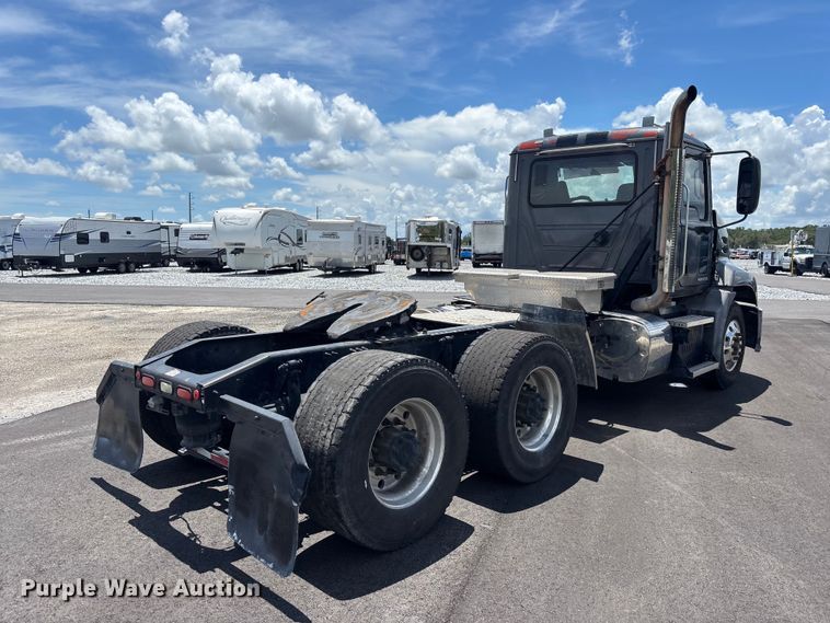 image for item YA4208 2017 Mack CXU613 semi truck
