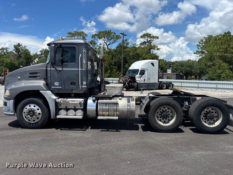 image for item YA4208 2017 Mack CXU613 semi truck