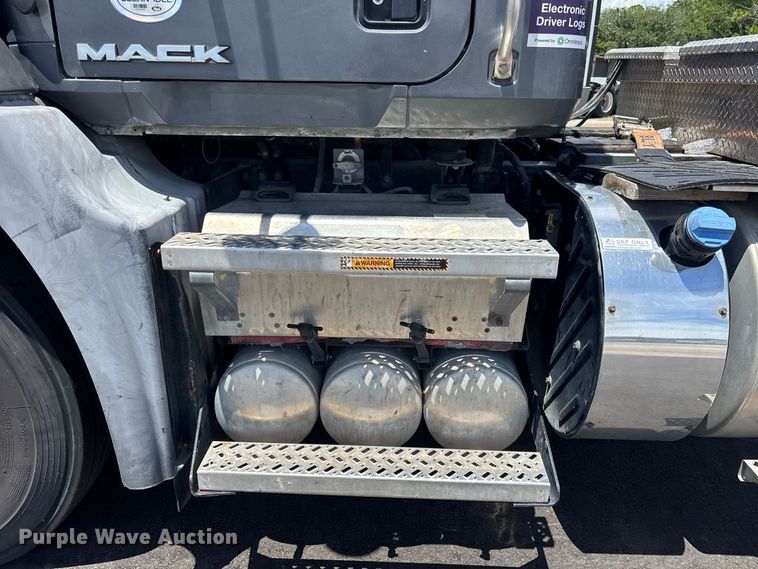 image for item YA4208 2017 Mack CXU613 semi truck